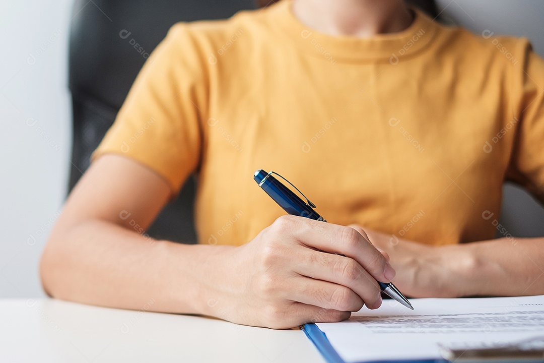 Mulher assinando documentos do contrato depois de ler, mão segurando a caneta e aprovar no relatório de negócios. Conceitos de acordo, parceria e acordo de contrato