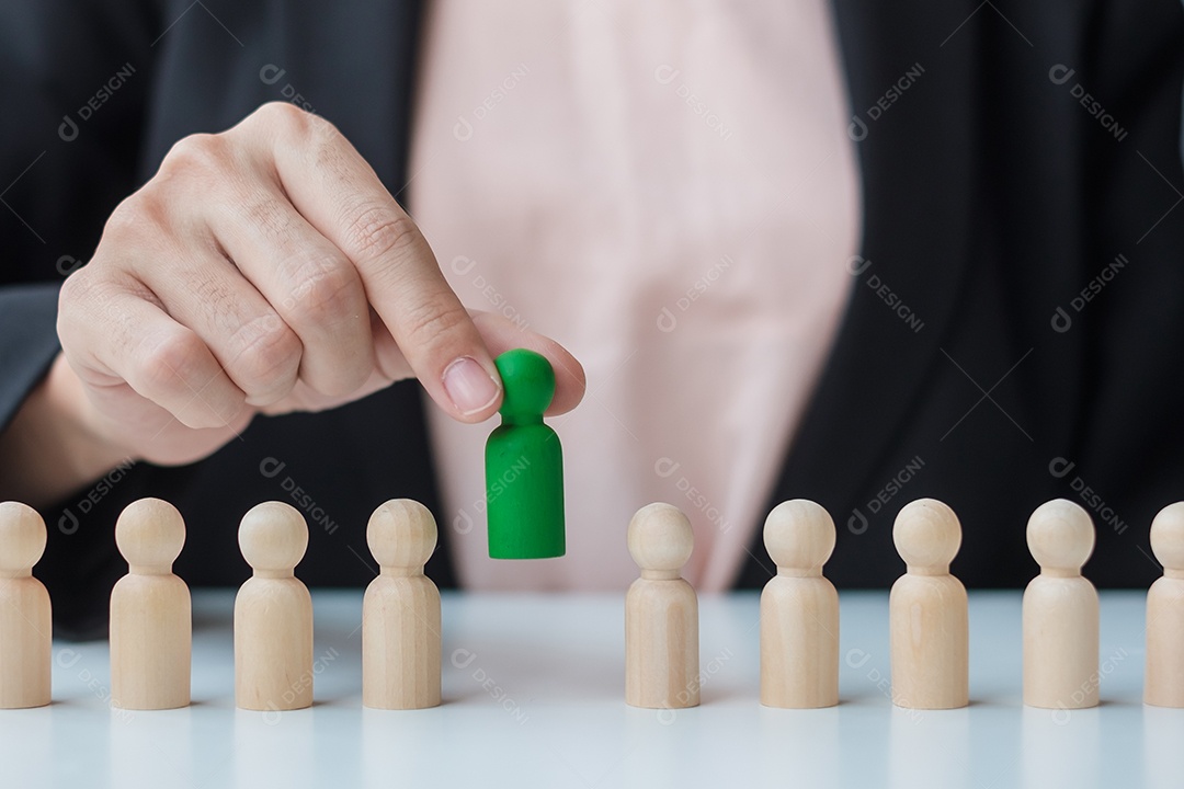 Mão de empresária puxando o homem líder de madeira da multidão de funcionários. Pessoas tóxicas, gestão de recursos humanos
