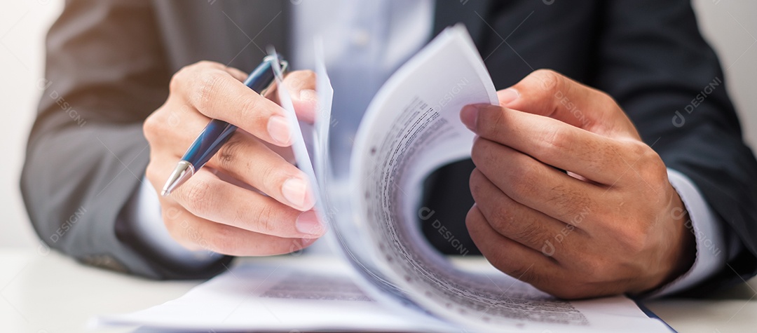 Empresário assinando documentos do contrato depois de ler, homem segurando caneta e aprovar no relatório de negócios. Conceitos de acordo, parceria e acordo de contrato