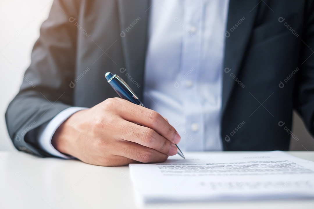 homem assinando documentos do contrato após a leitura, homem segurando a caneta e aprova no relatório de negócios. Conceitos de contrato, lei e negócio