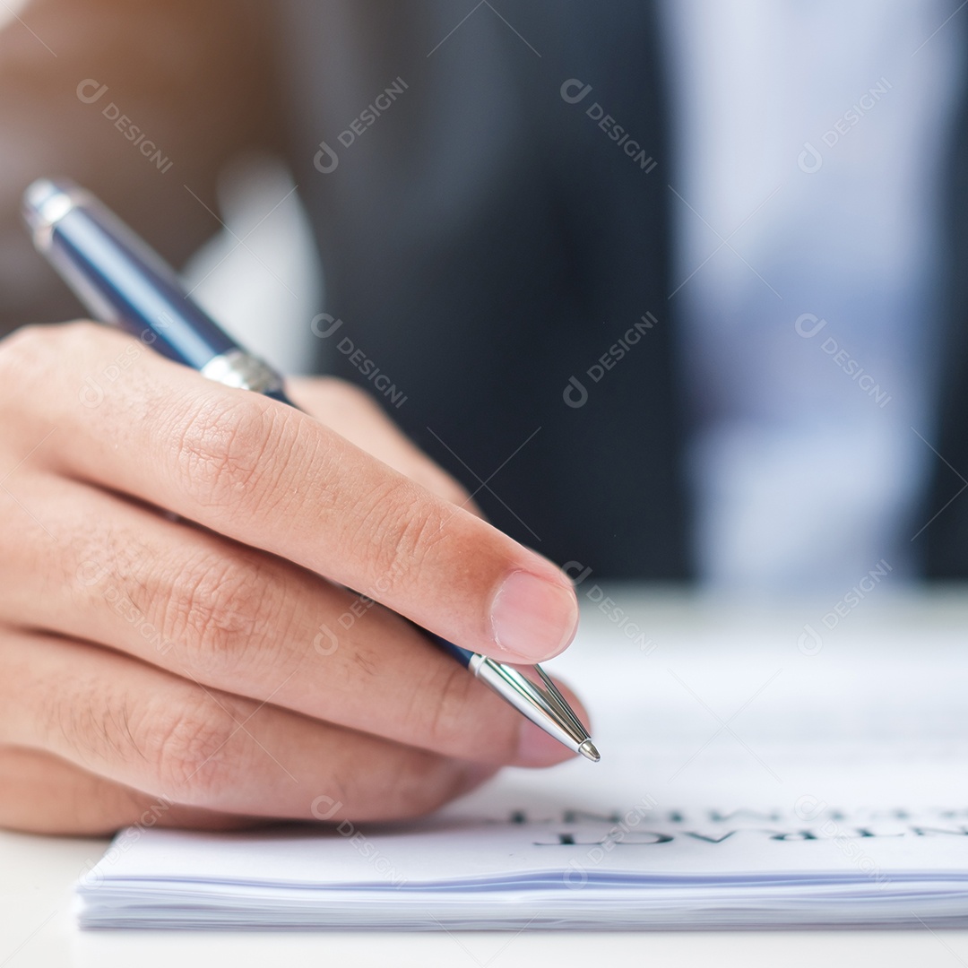 homem assinando documentos do contrato após a leitura, homem segurando a caneta e aprova no relatório de negócios. Conceitos de contrato, lei e negócio