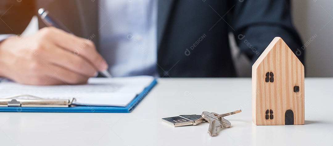 homem assinando documentos de contrato em casa. Contrato de contrato, imóveis, compra e venda e conceitos de seguros