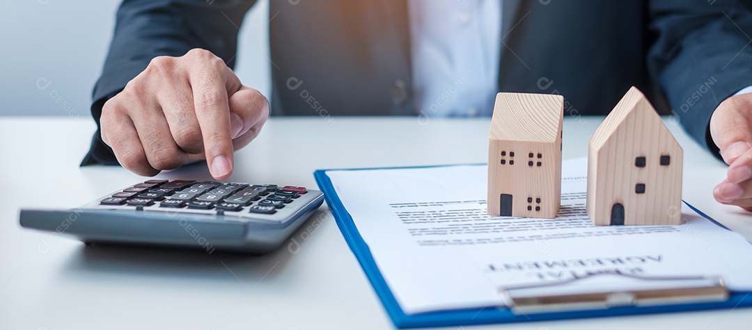 homem usando calculadora durante a assinatura de documentos de contrato em casa. Contrato de contrato, imóveis, compra e venda e conceitos de seguros