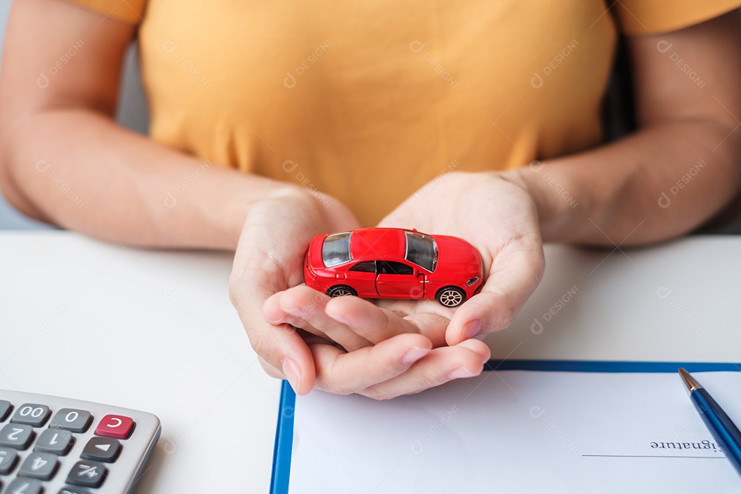 mão de mulher assinando documento de contrato. compra e venda, seguro, aluguel de carro e conceitos de contrato