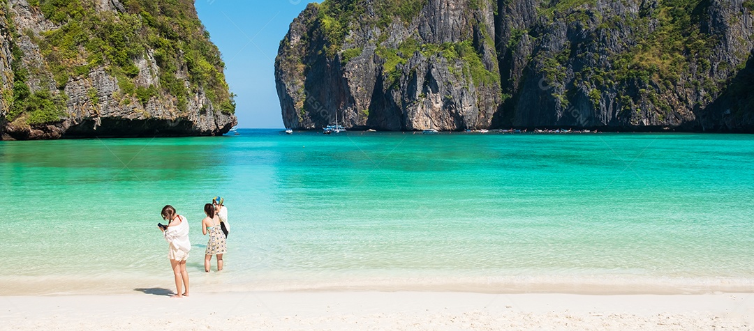 Belas paisagens da praia de Maya Bay na ilha de Phi Phi, Krabi, Tailândia. Marco, destino Sudeste Asiático Viagens, férias e conceito de férias