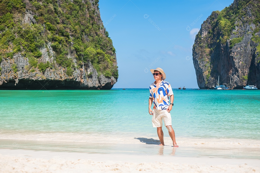 homem turista feliz na praia de Maya Bay na ilha de Phi Phi, Krabi, Tailândia. Marco, destino Sudeste Asiático Viagens, férias e conceito de férias