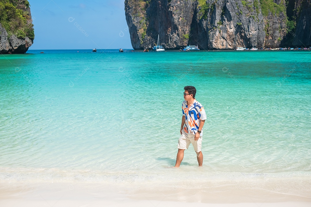 homem turista feliz na praia de Maya Bay na ilha de Phi Phi, Krabi, Tailândia. Marco, destino Sudeste Asiático Viagens, férias e conceito de férias