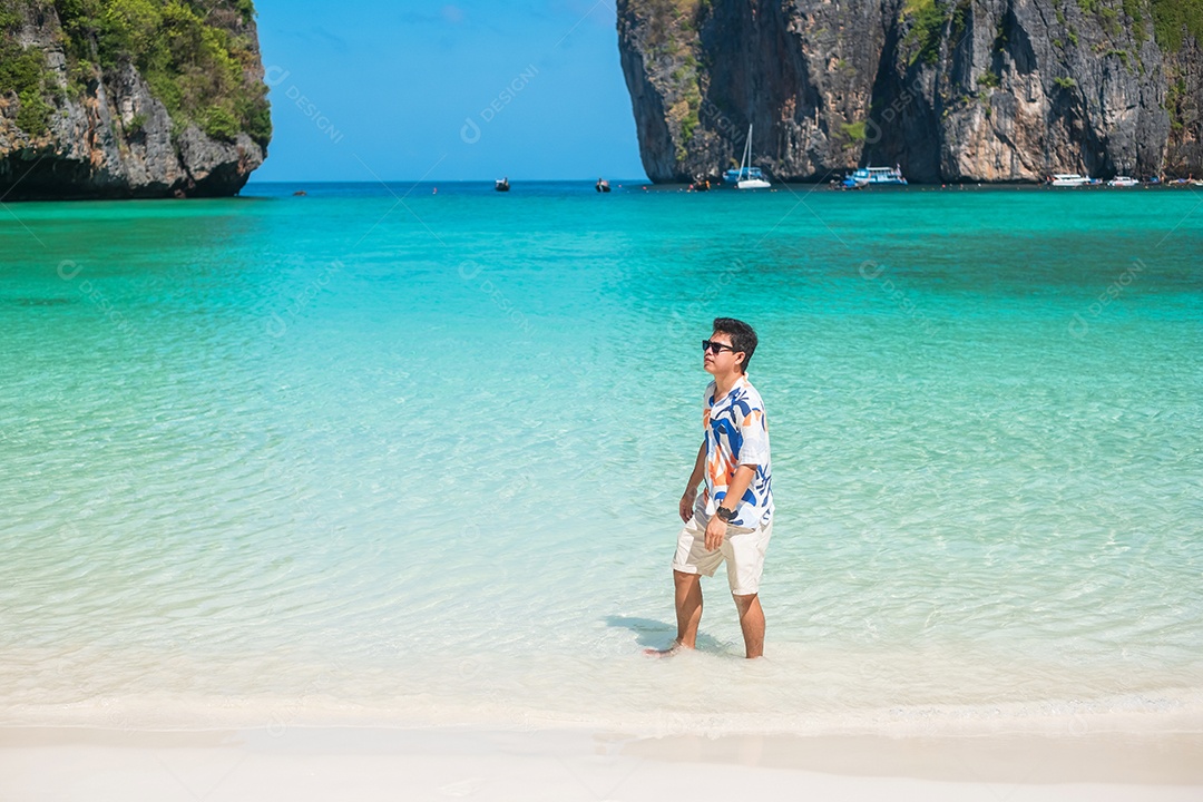 homem turista feliz na praia de Maya Bay na ilha de Phi Phi, Krabi, Tailândia. Marco, destino Sudeste Asiático Viagens, férias e conceito de férias