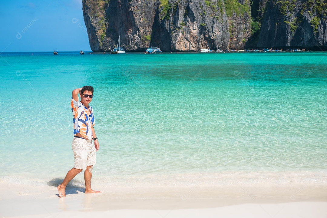 homem turista feliz na praia de Maya Bay na ilha de Phi Phi, Krabi, Tailândia. Marco, destino Sudeste Asiático Viagens, férias e conceito de férias