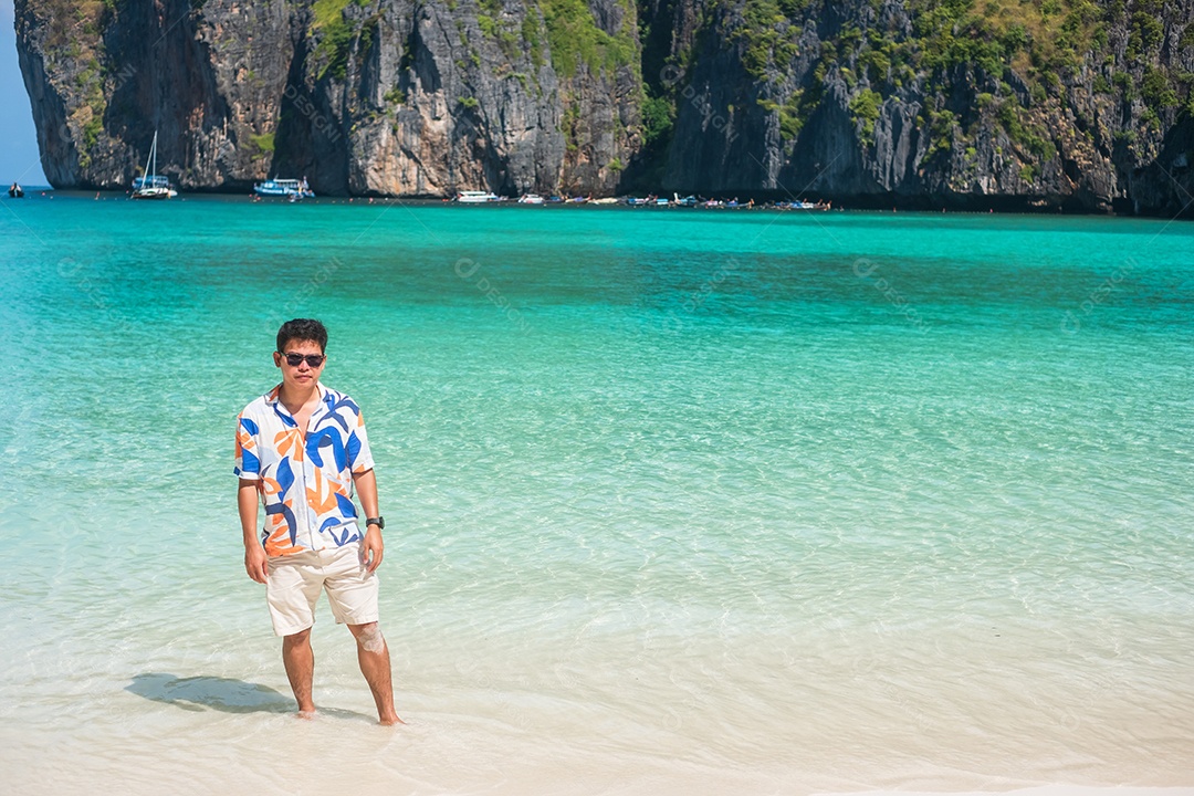 homem turista feliz na praia de Maya Bay na ilha de Phi Phi, Krabi, Tailândia. Marco, destino Sudeste Asiático Viagens, férias e conceito de férias