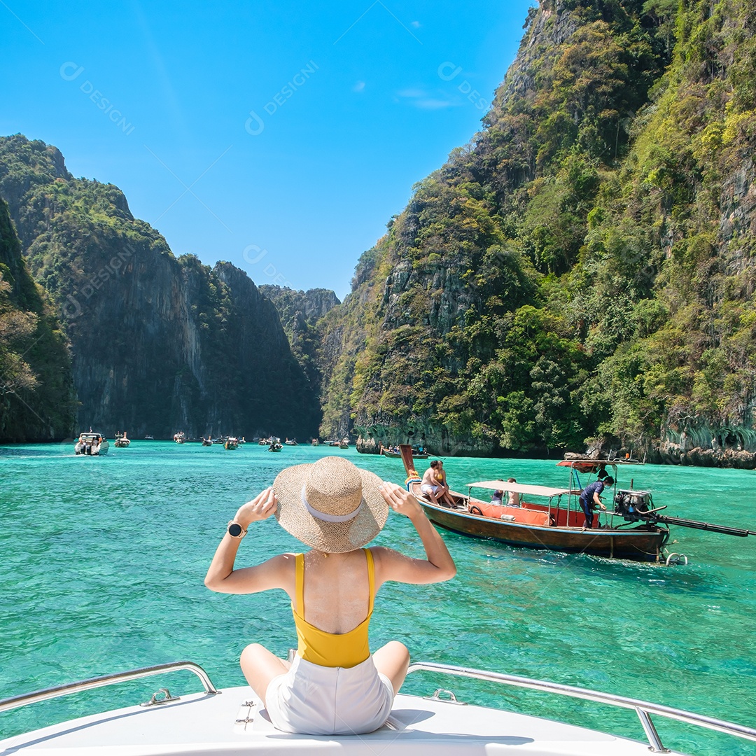 Turista de mulher em viagem de barco, viajante feliz relaxando na lagoa de Pileh na ilha de Phi Phi, Krabi, Tailândia. Marco exótico, destino Sudeste Asiático Viagens, férias e conceito de férias