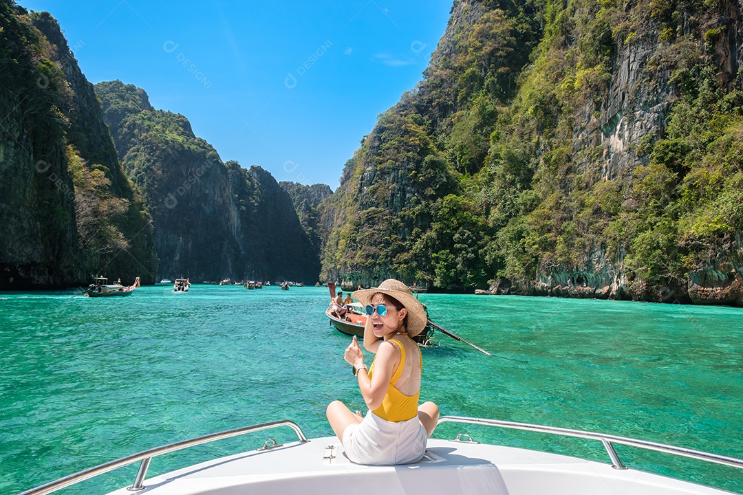 Turista de mulher em viagem de barco, viajante feliz relaxando na lagoa de Pileh na ilha de Phi Phi, Krabi, Tailândia. Marco exótico, destino Sudeste Asiático Viagens, férias e conceito de férias