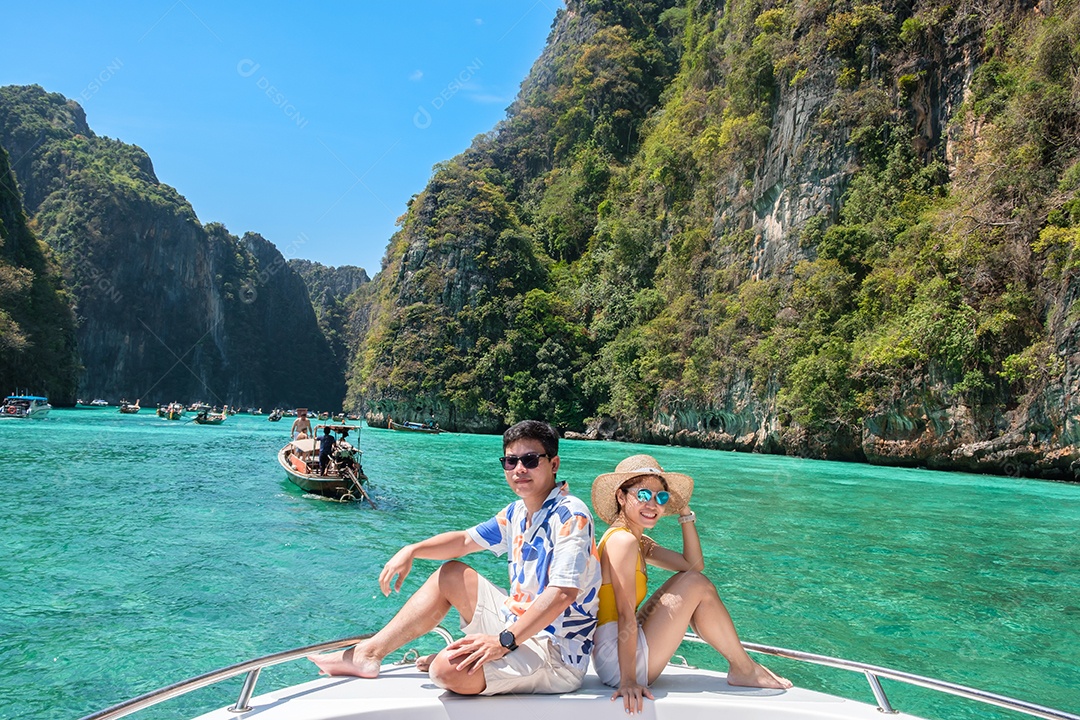 Turista de casal em viagem de barco, viajante feliz relaxando na lagoa de Pileh na ilha de Phi Phi, Krabi, Tailândia. Exótico, lua de mel, amor, destino Sudeste Asiático Viagens, férias e conceito de férias