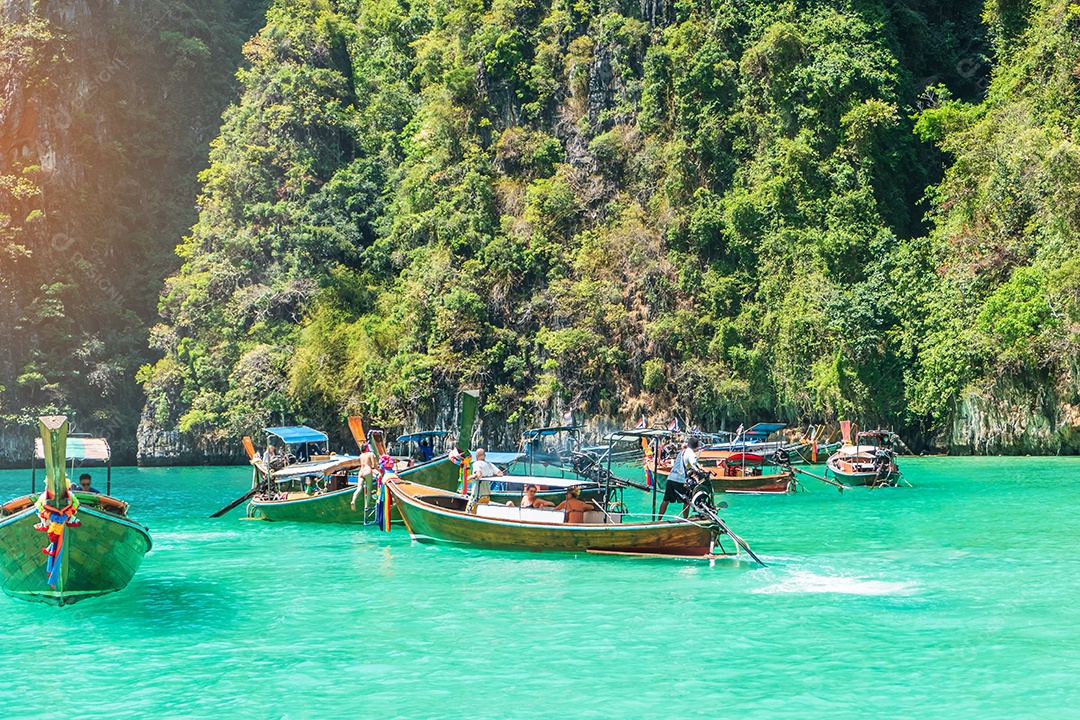 Barco de cauda longa na lagoa Pileh na ilha de Phi Phi, Krabi, Tailândia. Marco, destino Sudeste Asiático Viagens, férias e conceito de férias