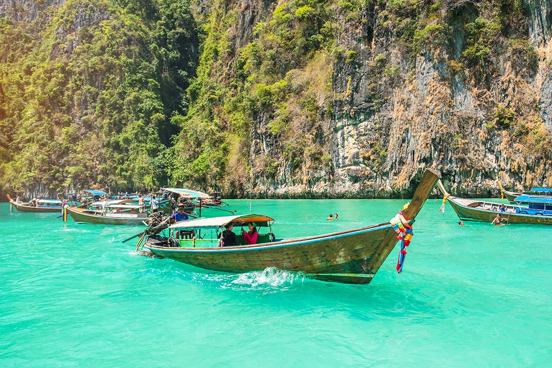 Barco de cauda longa na lagoa Pileh na ilha de Phi Phi, Krabi, Tailândia. Marco, destino Sudeste Asiático Viagens, férias e conceito de férias