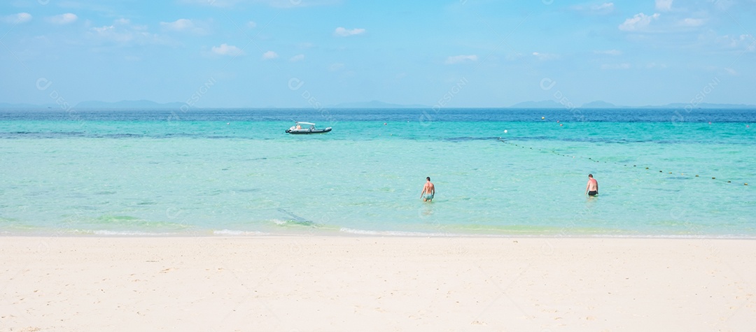 belo mar e praia na ilha de bambu na ilha de Phi Phi don, Krabi, Tailândia. destino, verão viagens, férias e conceito de férias