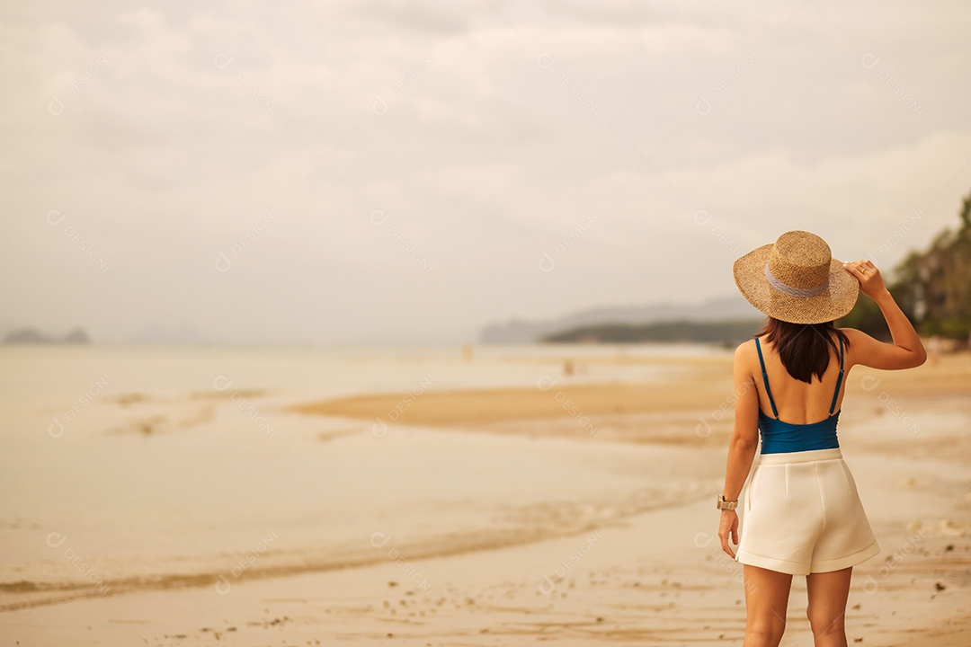 Turista de mulher andando na praia do paraíso nas ilhas ao pôr do sol. destino, desejo de viajar, Ásia Travel, verão tropical, férias e conceito de férias
