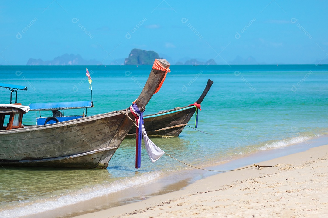 barco longtail na praia de Tubkaak pronto para a ilha de Hong, Krabi, Tailândia. Marco, destino Sudeste Asiático Viagens, férias e conceito de férias