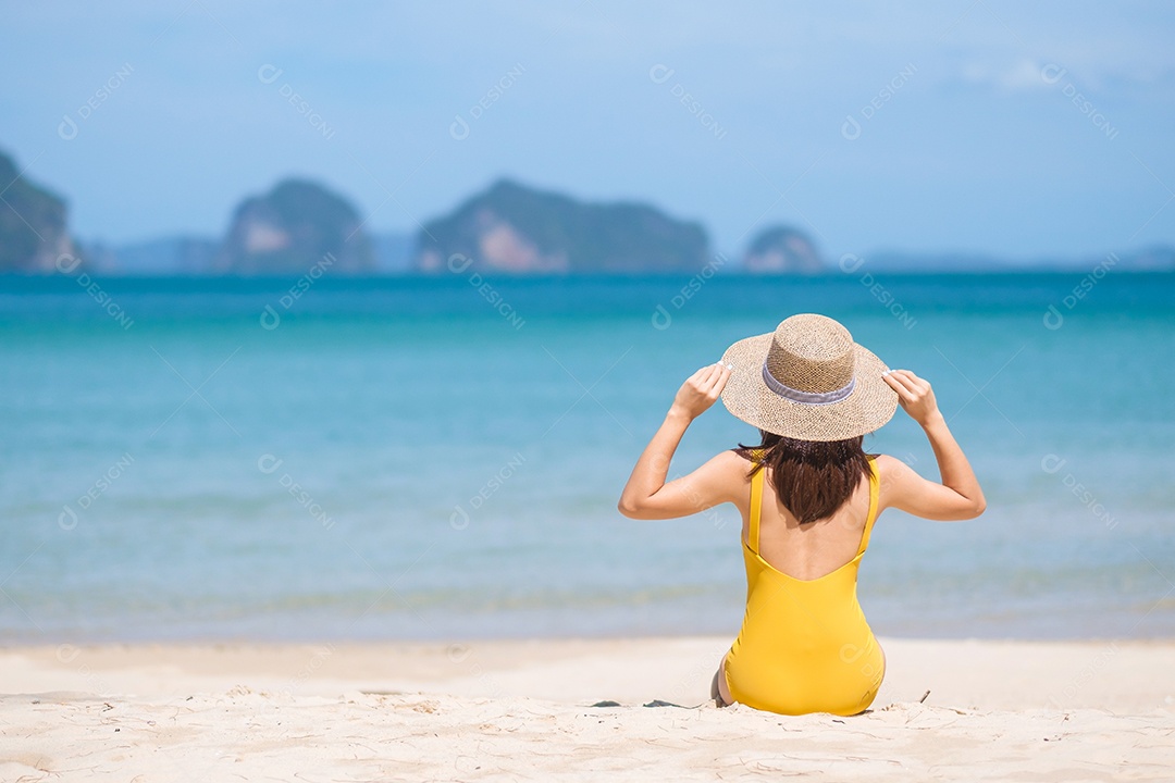 Mulher turista de maiô amarelo e chapéu, viajante feliz tomando sol na praia de Maya Bay, na ilha de Phi Phi, Krabi, Tailândia. Marco, destino Sudeste Asiático Viagens, férias e conceito de férias