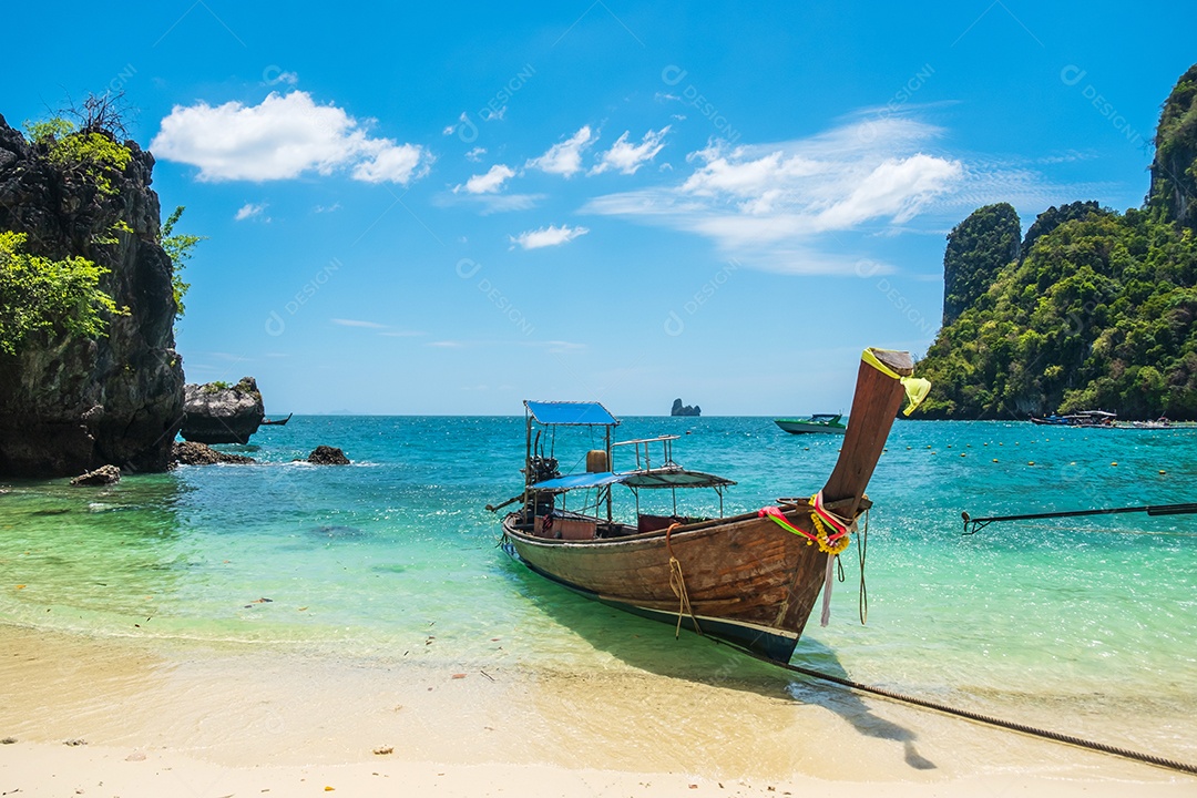 barco longtail na ilha de Hong, Krabi, Tailândia. Marco, destino Sudeste Asiático Viagens, férias e conceito de férias