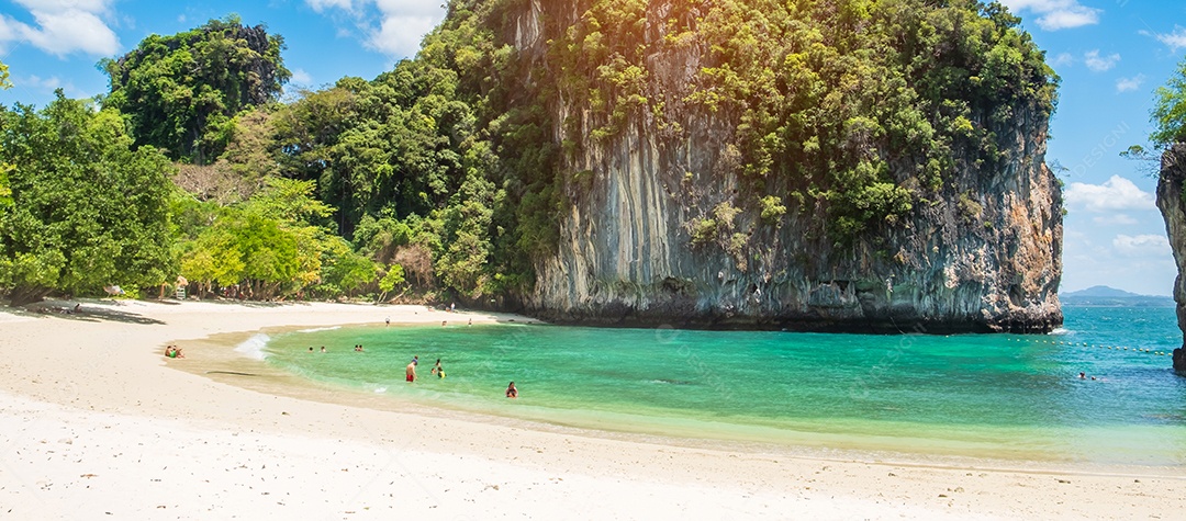 Bela praia na ilha de Hong, Krabi, Tailândia. Marco, destino Sudeste Asiático Viagens, férias, conceito tropical e de férias