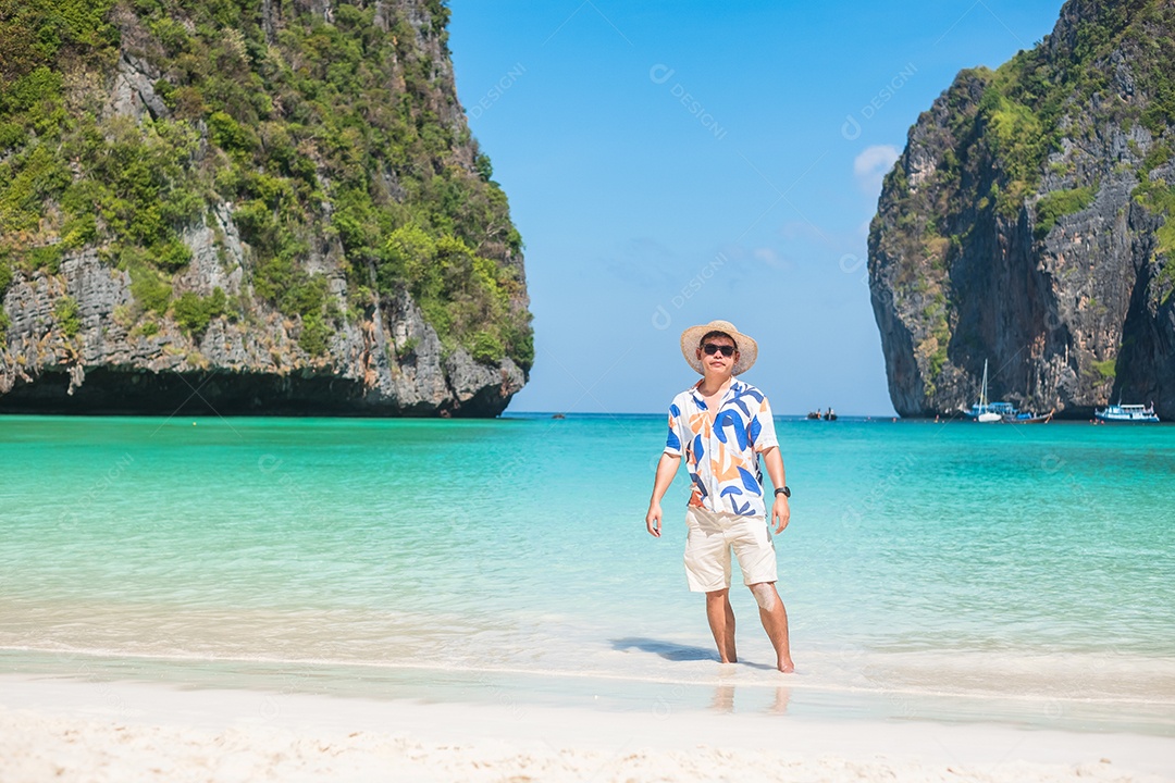 homem turista feliz na praia de Maya Bay na ilha de Phi Phi, Krabi, Tailândia. Marco, destino Sudeste Asiático Viagens, férias e conceito de férias