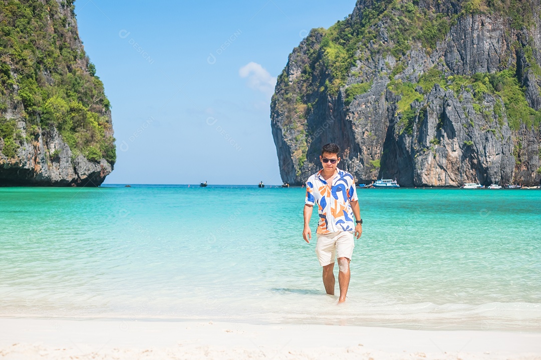 homem turista feliz na praia de Maya Bay na ilha de Phi Phi, Krabi, Tailândia. Marco, destino Sudeste Asiático Viagens, férias e conceito de férias