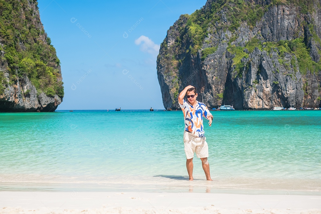 homem turista feliz na praia de Maya Bay na ilha de Phi Phi, Krabi, Tailândia. Marco, destino Sudeste Asiático Viagens, férias e conceito de férias