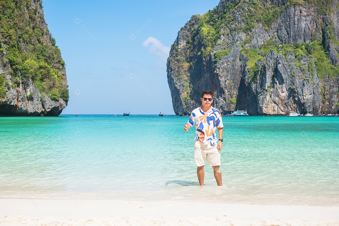 homem turista feliz na praia de Maya Bay na ilha de Phi Phi, Krabi, Tailândia. Marco, destino Sudeste Asiático Viagens, férias e conceito de férias