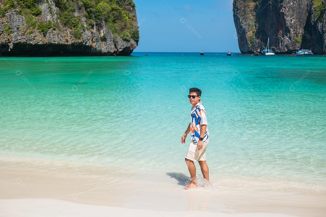 homem turista feliz na praia de Maya Bay na ilha de Phi Phi, Krabi, Tailândia. Marco, destino Sudeste Asiático Viagens, férias e conceito de férias