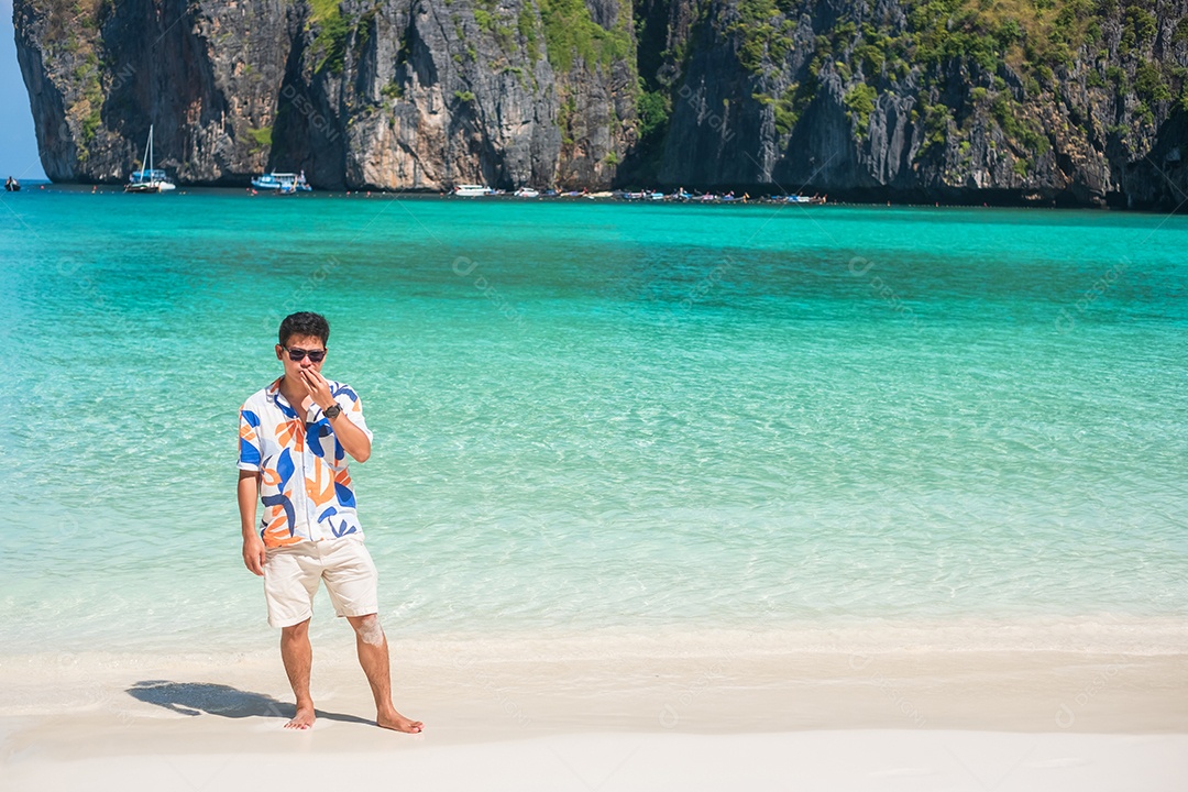 homem turista feliz na praia de Maya Bay na ilha de Phi Phi, Krabi, Tailândia. Marco, destino Sudeste Asiático Viagens, férias e conceito de férias