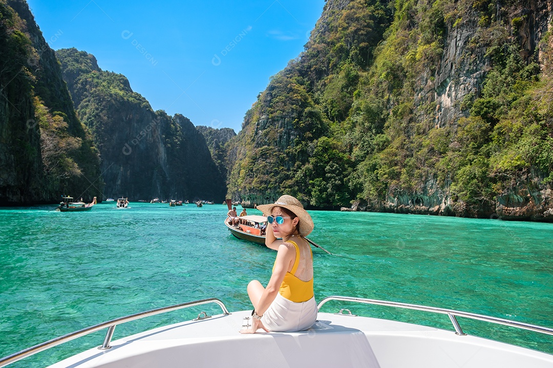 Turista de mulher em viagem de barco, viajante feliz relaxando na lagoa de Pileh na ilha de Phi Phi, Krabi, Tailândia. Marco exótico