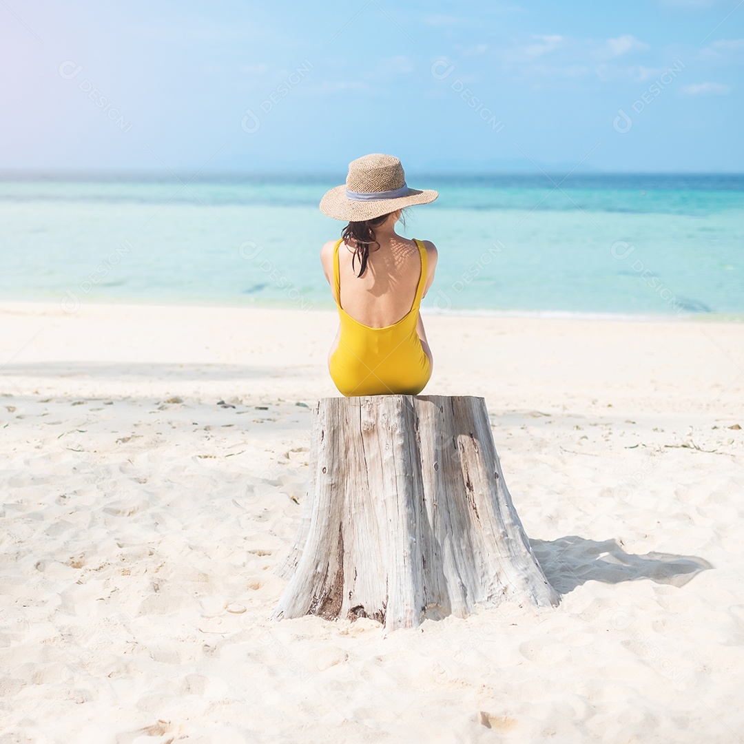 Mulher turista de maiô amarelo e chapéu, viajante feliz tomando sol na praia de Maya Bay, na ilha de Phi Phi, Krabi, Tailândia. Marco, destino Sudeste Asiático Viagens, férias e conceito de férias