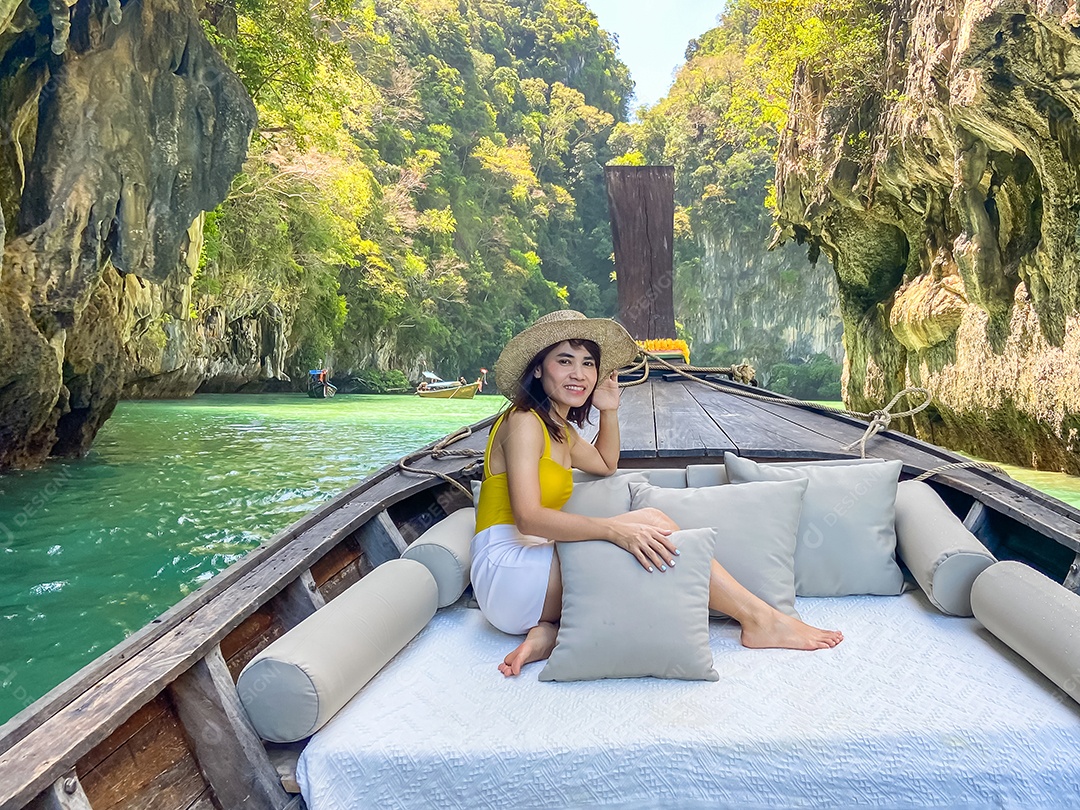 Mulher turista em viagem privada de barco longtail para Lagoon koh hong perto da ilha de Hong, Krabi, Tailândia. Marco, destino, Ásia Travel, férias, desejo de viajar e conceito de férias