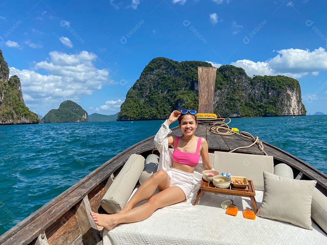 Turista de mulher em viagem privada de barco longtail para a ilha com piquenique de comida exótica, Krabi, Tailândia. Marco, destino, Ásia Travel, férias, desejo de viajar e conceito de férias