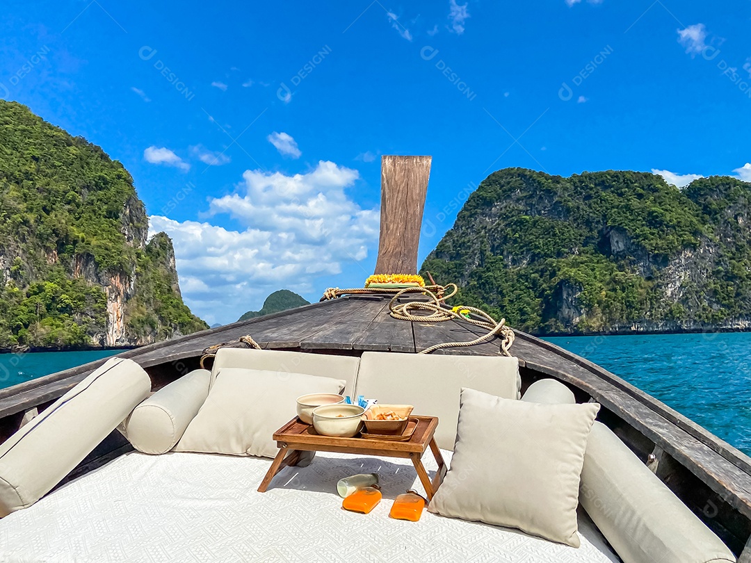 viagem privada de barco longtail à ilha com piquenique de comida exótica, Krabi, Tailândia. Marco, destino, Ásia Travel, férias, desejo de viajar e conceito de férias