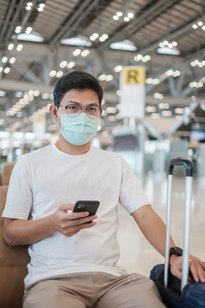 Jovem mulher usando máscara facial com bagagem andando no aeroporto, proteção contra infecção por doença de coronavírus