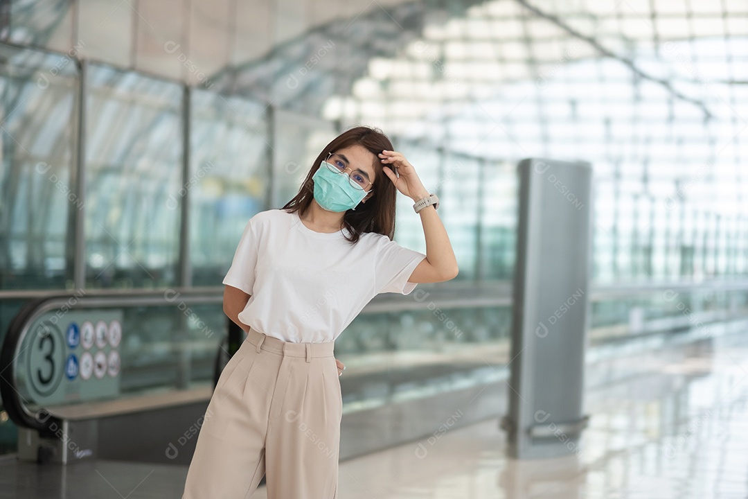 Jovem mulher usando proteção de máscara facial Infecção por doença de coronavírus, feliz viajante asiática. Hora de viajar após o conceito de dose de reforço de vacina