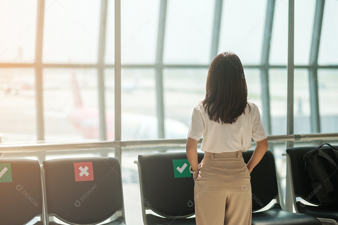 Turista jovem no terminal do aeroporto internacional. Tempo para viajar, viagem e conceitos de férias
