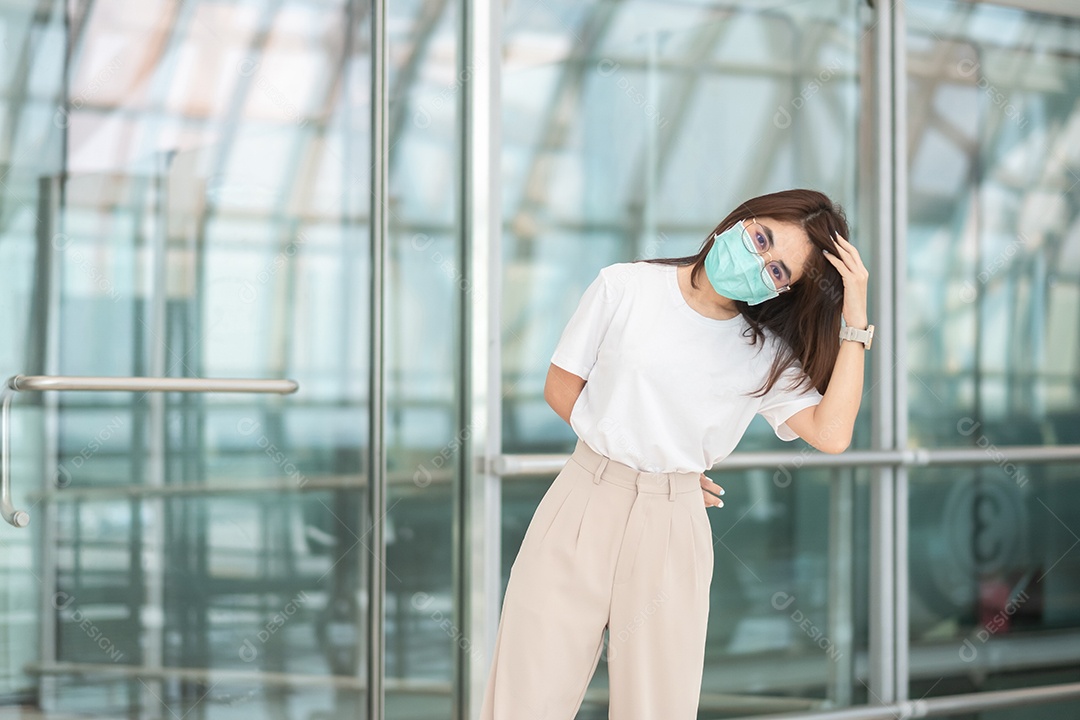 Jovem mulher usando proteção de máscara facial Infecção por doença de coronavírus, feliz viajante asiática. Hora de viajar após o conceito de dose de reforço de vacina