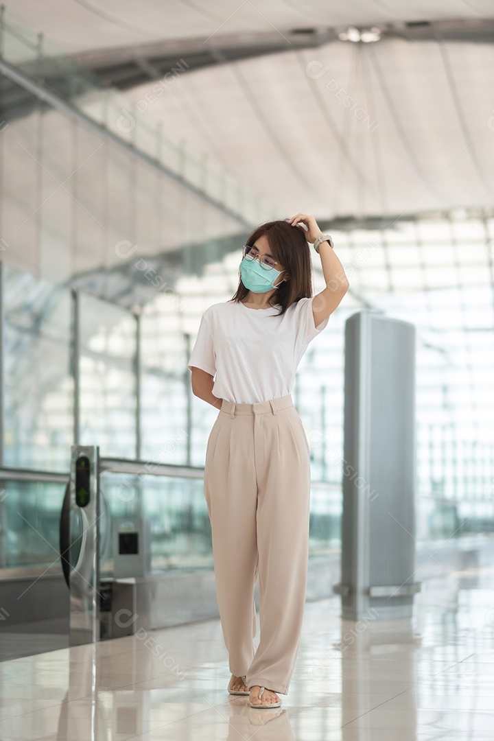 Jovem mulher usando proteção de máscara facial Infecção por doença de coronavírus, feliz viajante asiática. Hora de viajar após o conceito de dose de reforço de vacina