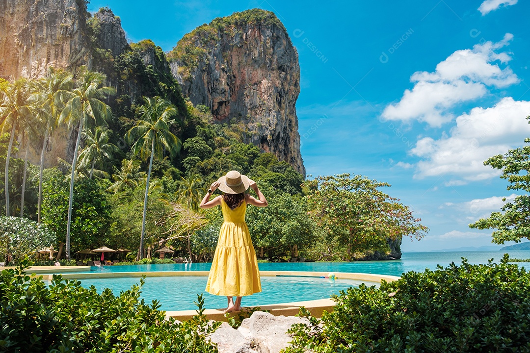 Turista de mulher de vestido amarelo e chapéu viajando na praia de Railay, Krabi, Tailândia. férias, viagens, verão, Wanderlust e conceito de férias