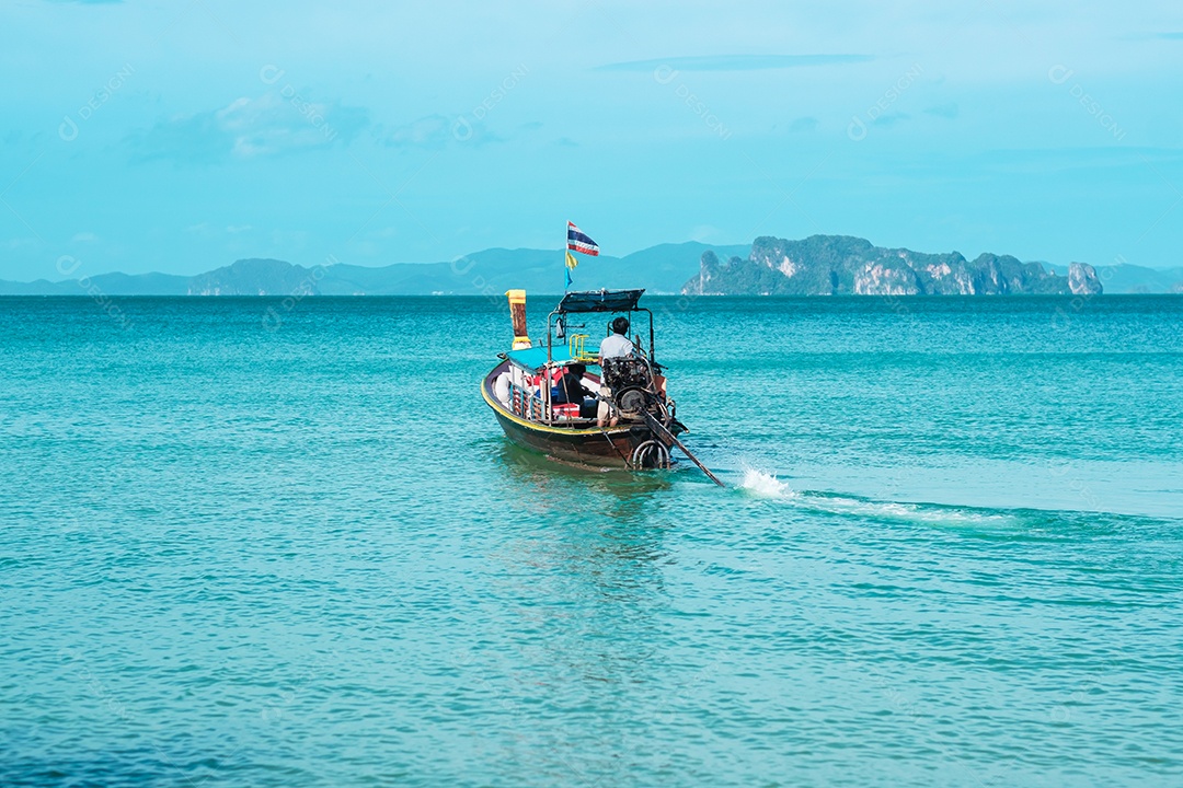 barco longtail na praia de Tubkaak pronto para a ilha de Hong, Krabi, Tailândia. Marco, destino Sudeste Asiático Viagens, férias e conceito de férias