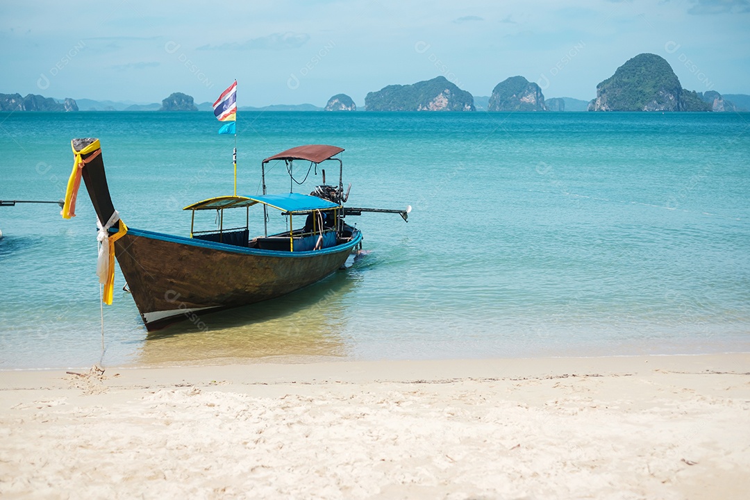 barco longtail na praia de Tubkaak pronto para a ilha de Hong, Krabi, Tailândia. Marco, destino Sudeste Asiático Viagens, férias e conceito de férias