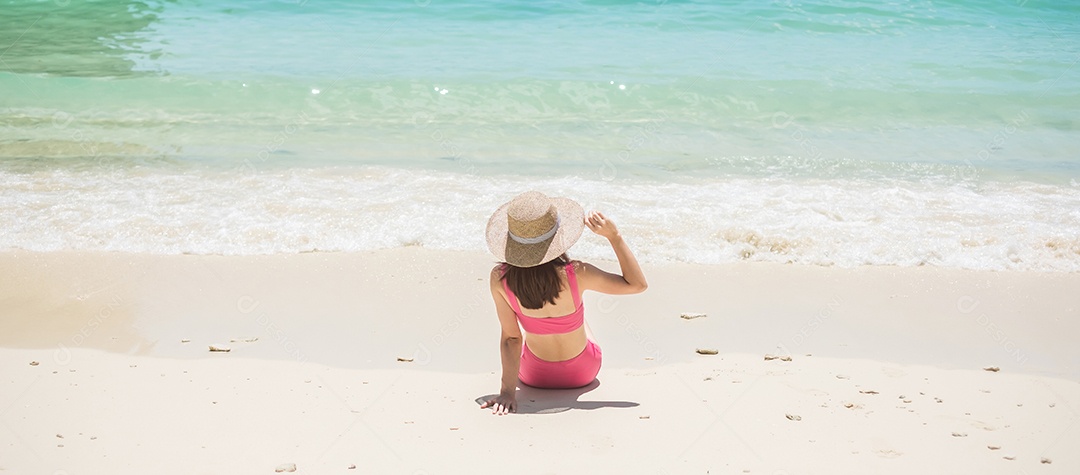 Turista de mulher de maiô amarelo e chapéu, feliz viajante tomando sol na praia do paraíso nas ilhas. destino, desejo de viajar, Ásia Travel, verão tropical, férias e conceito de férias