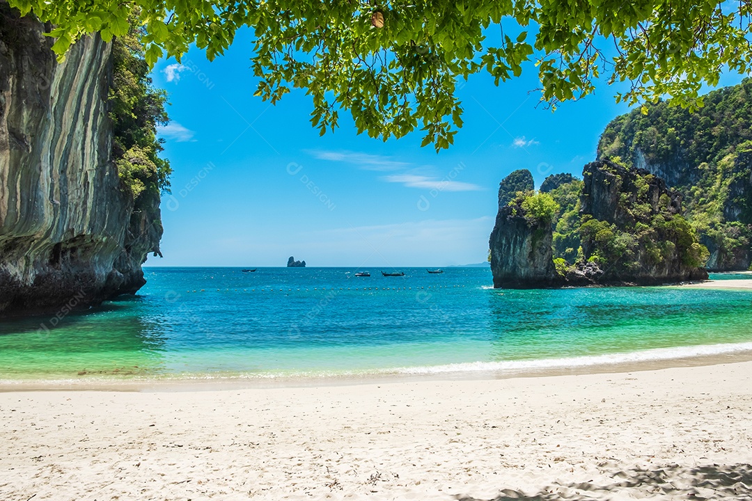 Bela praia na ilha de Hong, Krabi, Tailândia. Marco, destino Sudeste Asiático Viagens, férias, conceito tropical e de férias
