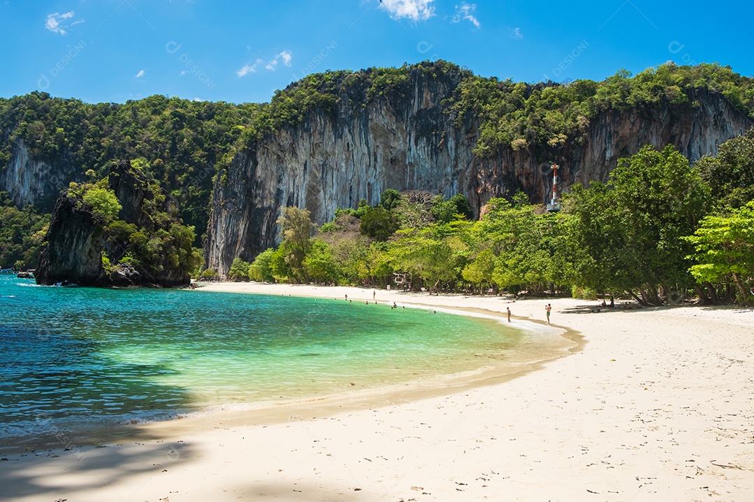 Bela praia na ilha de Hong, Krabi, Tailândia. Marco, destino Sudeste Asiático Viagens, férias, conceito tropical e de férias