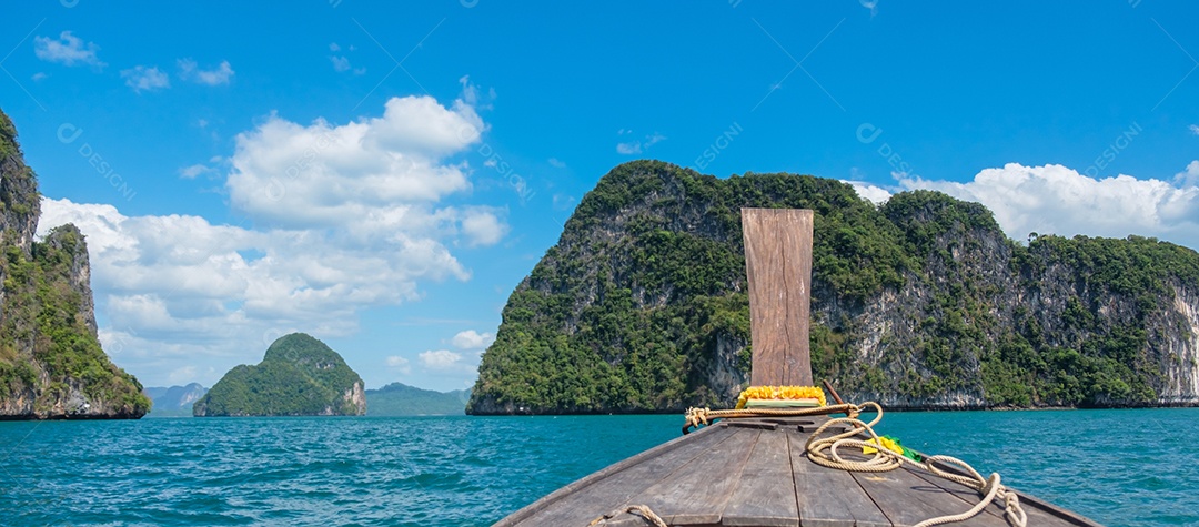 Turista de mulher em viagem privada de barco longtail para a ilha com piquenique de comida exótica, Krabi, Tailândia. Marco, destino