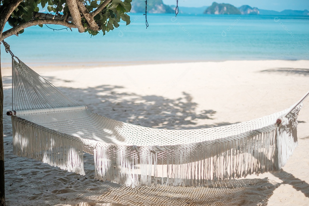 rede branca na praia paradisíaca. férias, viagens, verão, Wanderlust e conceito de férias
