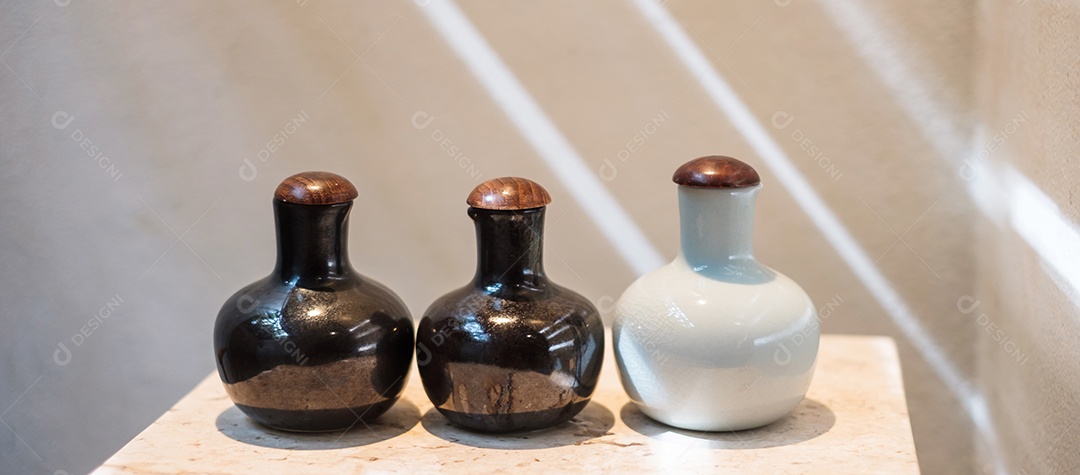 Garrafas de produtos de higiene pessoal no banheiro do hotel de luxo ou casa moderna. conjunto de recipientes de banho, gel de banho